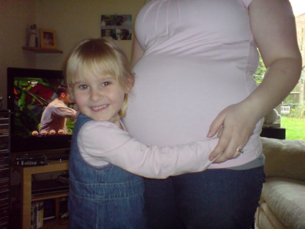 http://i218.photobucket.com/albums/cc133/carly-barleyx/Abbycuddlingbabybump.jpg