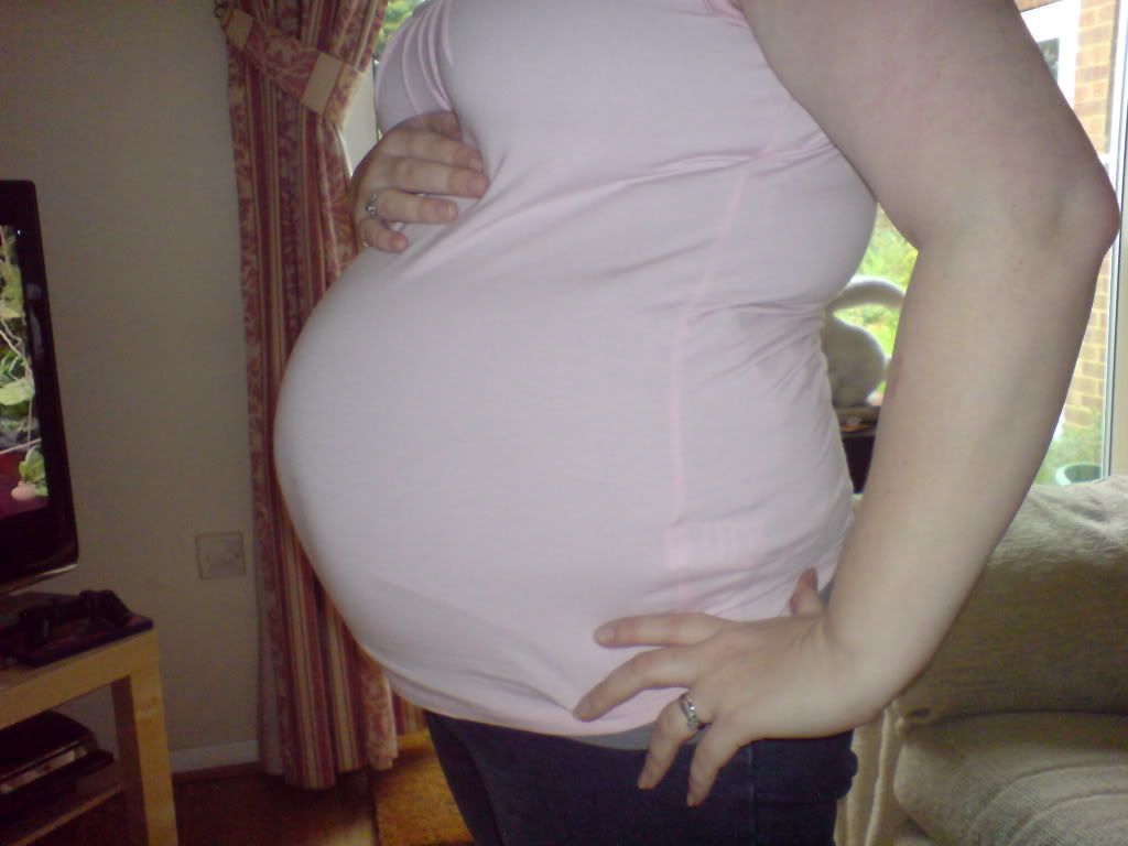 http://i218.photobucket.com/albums/cc133/carly-barleyx/Babybump.jpg