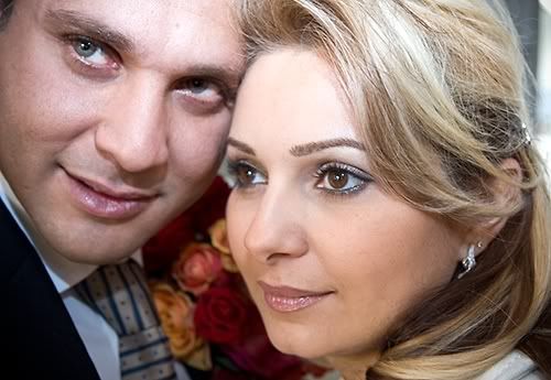 IMAGE: http://i218.photobucket.com/albums/cc79/LuvAir/groombride.jpg